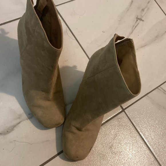 Used Nine West Bootie Size 5.5. - Picture 2 of 7